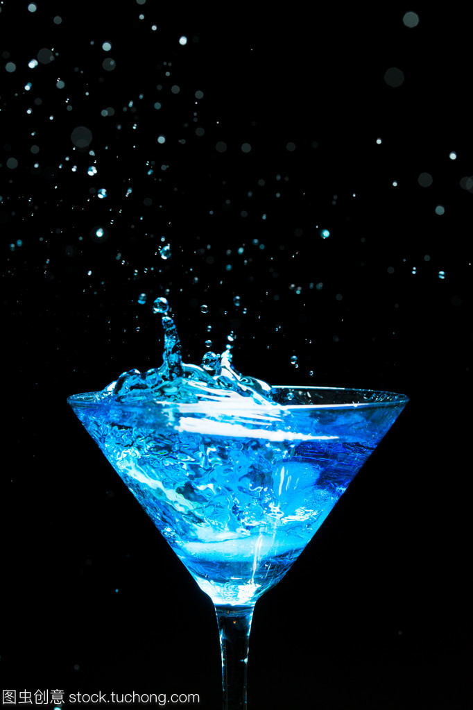 黑色与蓝色的交融 神秘鸡尾酒“泼墨”的艺术
